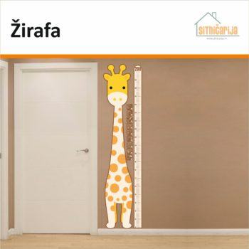 Naljepnica za mjerenje visine - Žirafa u obliku žirafe pokraj koje se nalazi metar za mjerenje zalijepljena na zid uz desnu stranu vrata