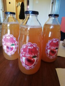 Naljepnice za zimnicu zalijepljene na flašice soka od jabuke