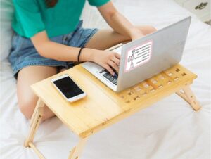 Djevojka s laptopom na koji je zalijepljena naljepnica