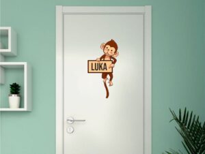Vrata dječje sobe s naljepnicom u obliku majmunčića s djetetovim imenom