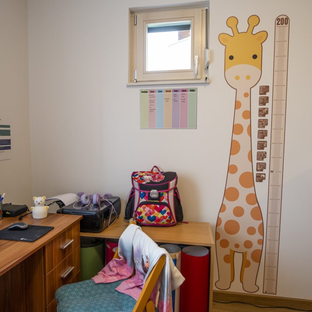 Naljepnica za mjerenje visine - Žirafa na zidu pokraj pisaćeg stola